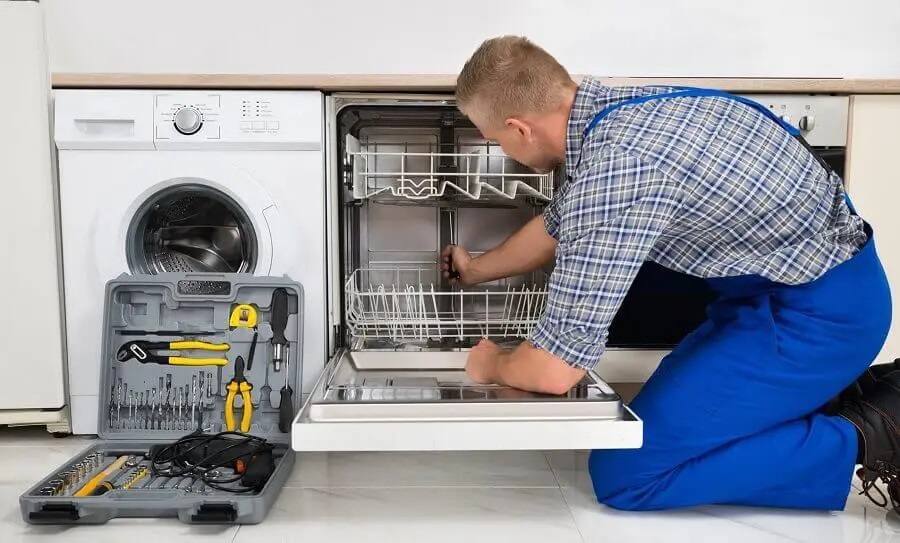 Kalecik Protherm servisi teknisyen ekibi beyaz eşya tamiri yaparken